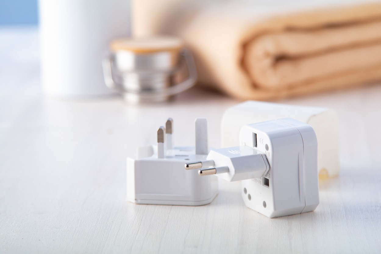 Around the World univerzalni putni adapter
