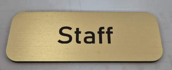 Metalna ID pločica sa imenom i logotipom firme – personalizovana name tag za zaposlene
