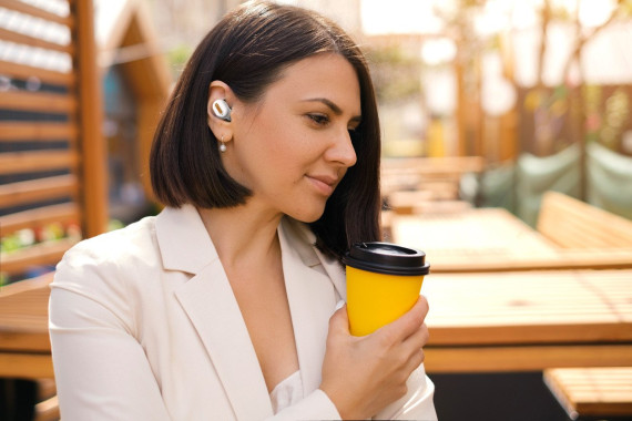 Zoe bluetooth earphones