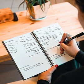 STARTER KIT INFINITE PLANNER A5. Set includes an A5"infinite Diary", cleaning kit, marker and marker holder