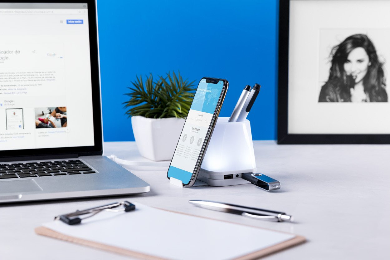 Belind pen holder with USB hub