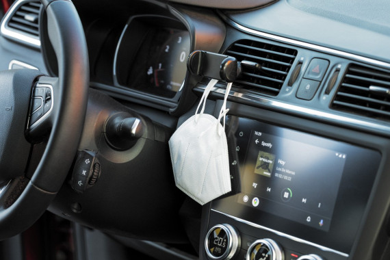 Gumbol držač mobilnog telefona za auto
